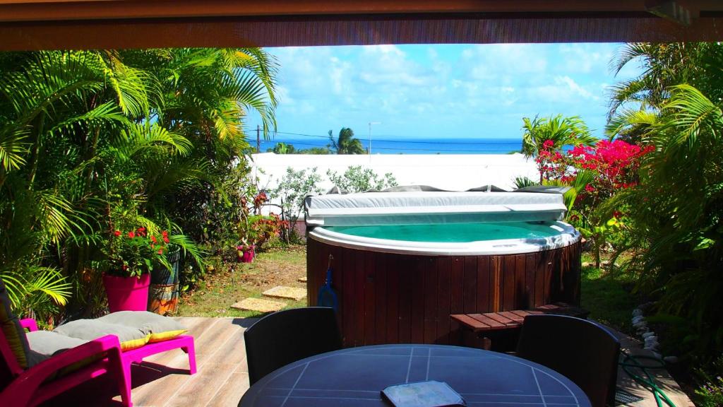 Mi Plisi appartement de charme vue mer jardin jacuzzi cuve 2 ch 2sdb, Sainte-Anne