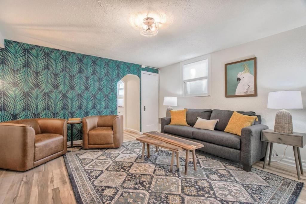 Pikes Charm - King Workspace 4K Roku BBQ, Colorado Springs