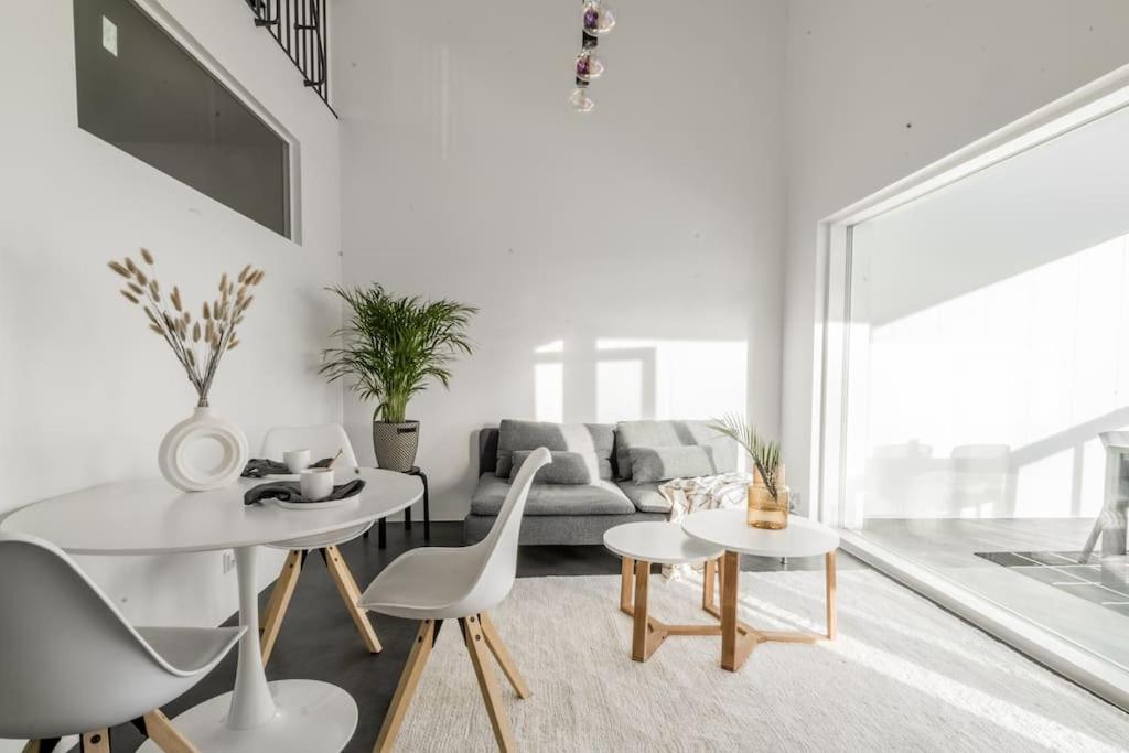 Kotimaailma - Furnished Apartment in Vantaa with key code, Vantaa