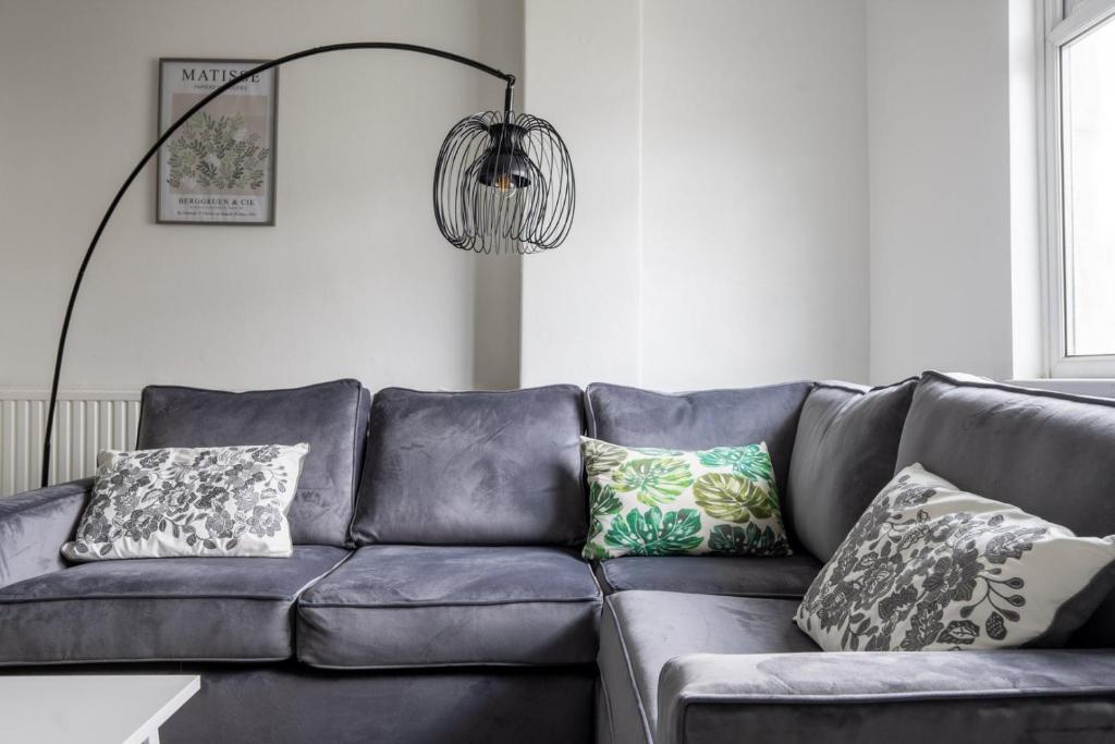 Spacious 4-Bedroom Apt | Pool Table, Cardiff