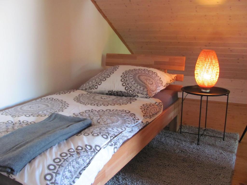 #4 Galeriezimmer mit 2 Betten ,Balkon, Gemeinschaftsbad, Airport nah,freies W-Lan - 3
