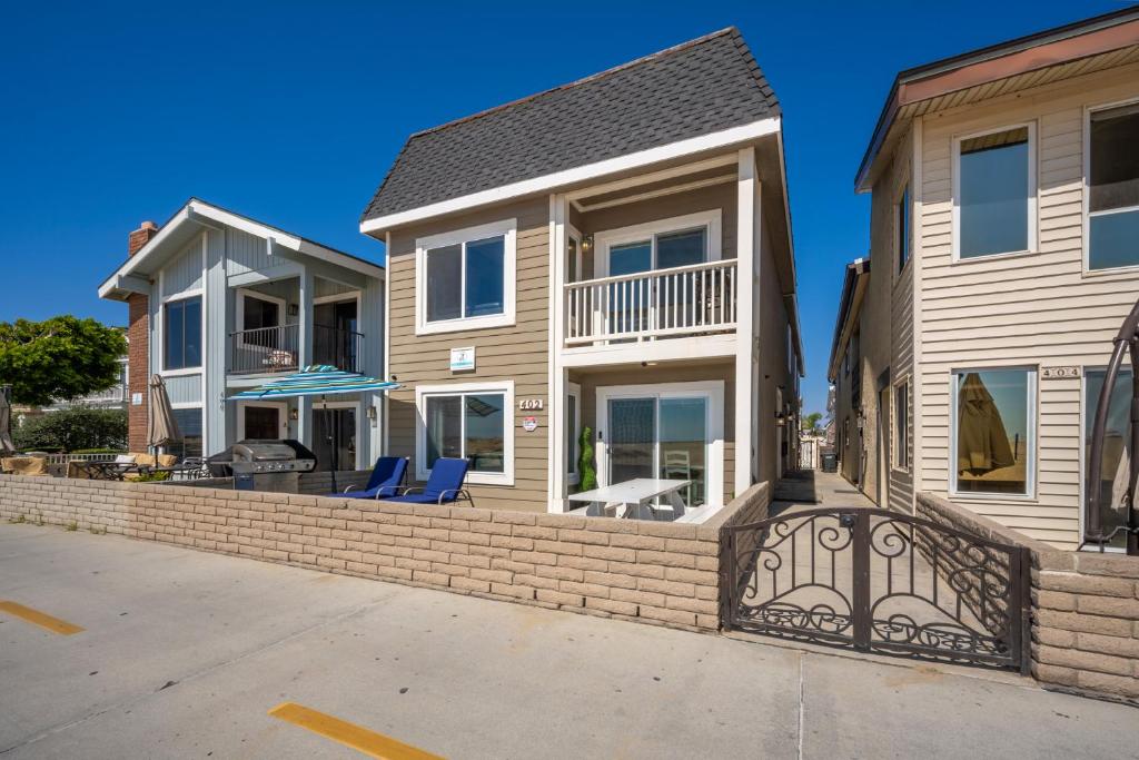 Newport Paradise - Oceanfront Home by the Pier, Newport Beach