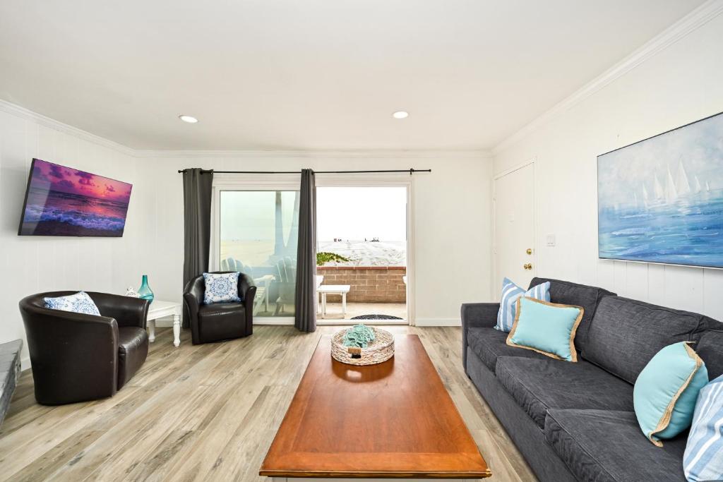 Updated Home with Patio on the Boardwalk near 15th St, Newport Beach
