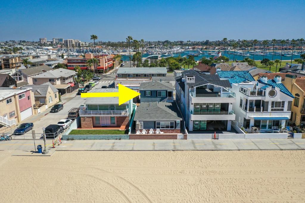 Oceanfront Back Home with View of the Sea, Newport Beach
