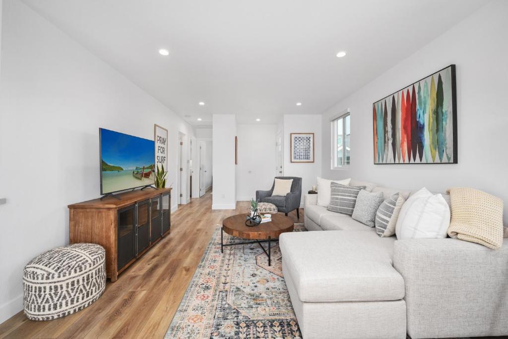 Remodeled - Modern - 2 Bedroom - Walk to the Beach, Newport Beach