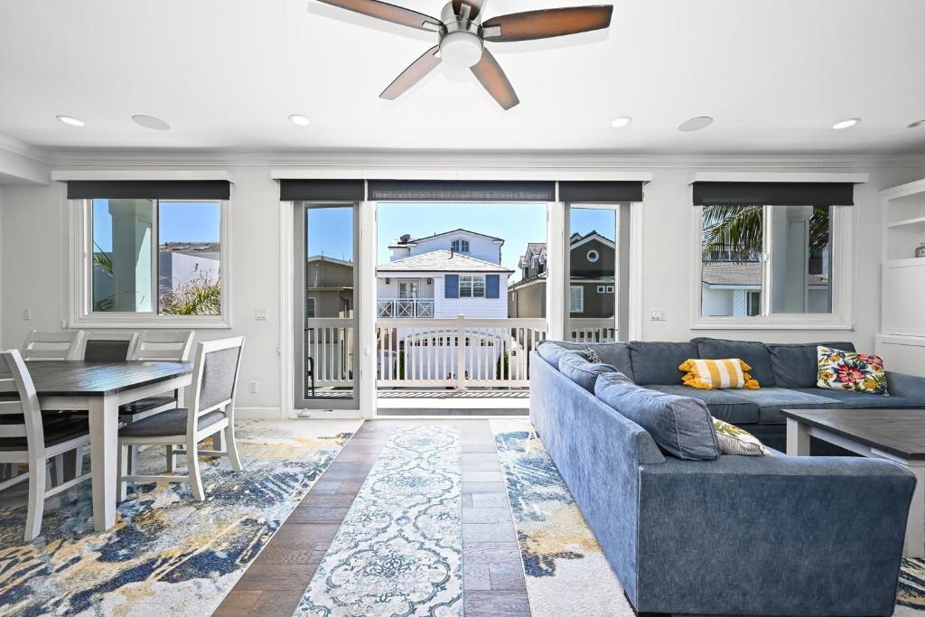Upscale Home with Rooftop Deck, Jacuzzi, & Firepit, Newport Beach