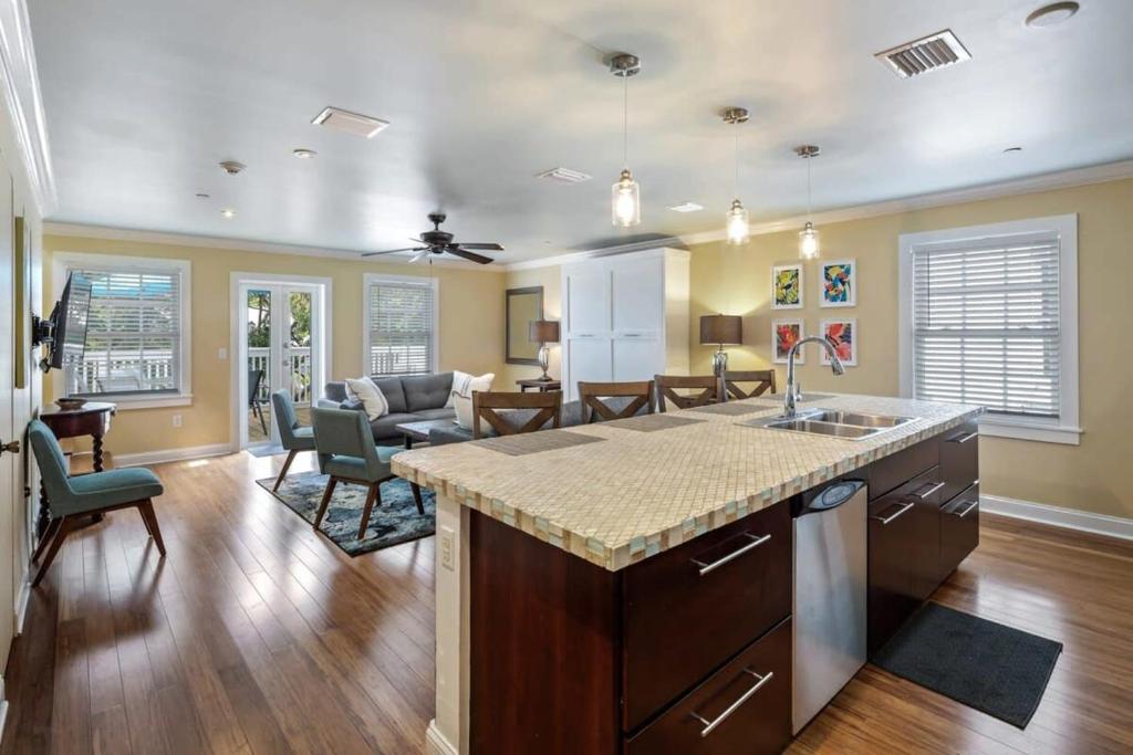 Cloud Suite On Duval, Key West