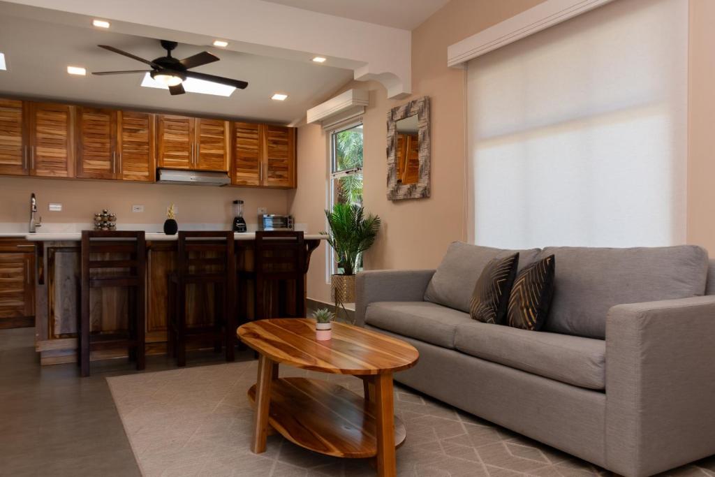 Couples Condo B42 1BR Pool Jacuzzis Covered Terrace Walk to Ocean and Dining Secure Complex, Jacó