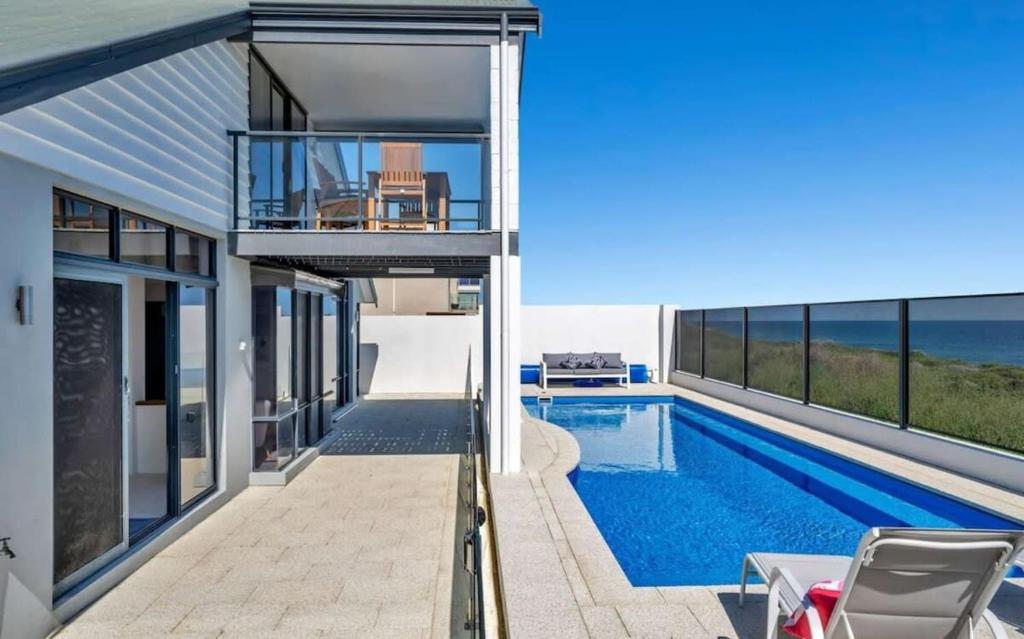 Beachfront Bliss - Private Pool and Beach Access, Mandurah