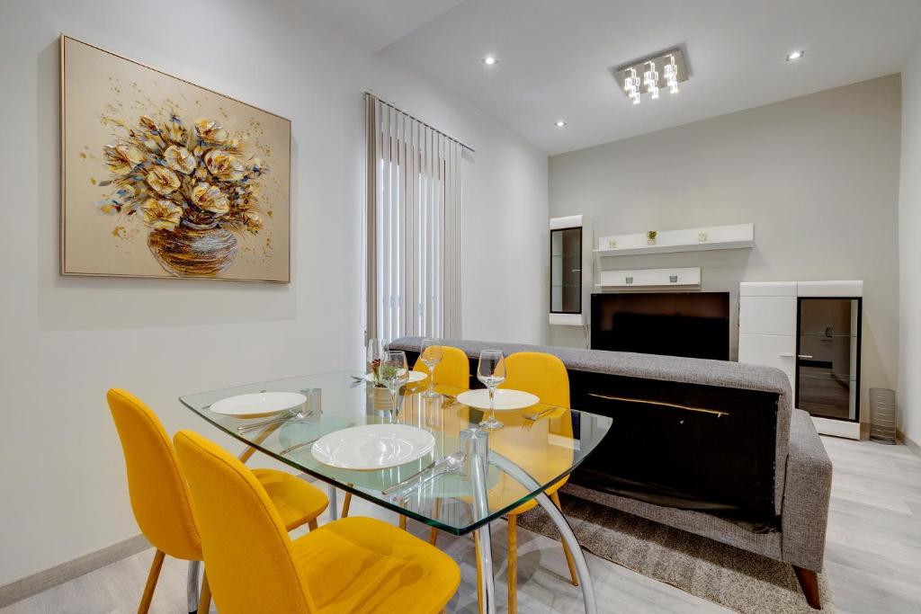 Stylish 2BR Apartment steps to the Promenade, Sliema