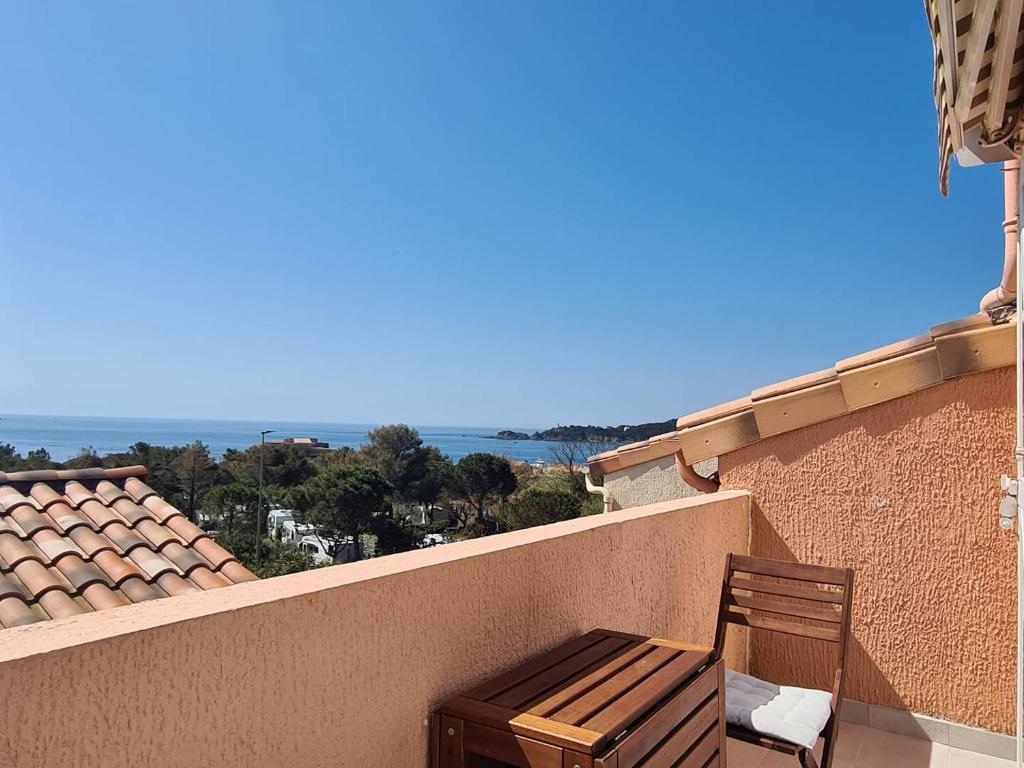 GIEDES Appartement pour 4 personnes avec vue mer face à Porquerolles et piscine situé à Giens - 2