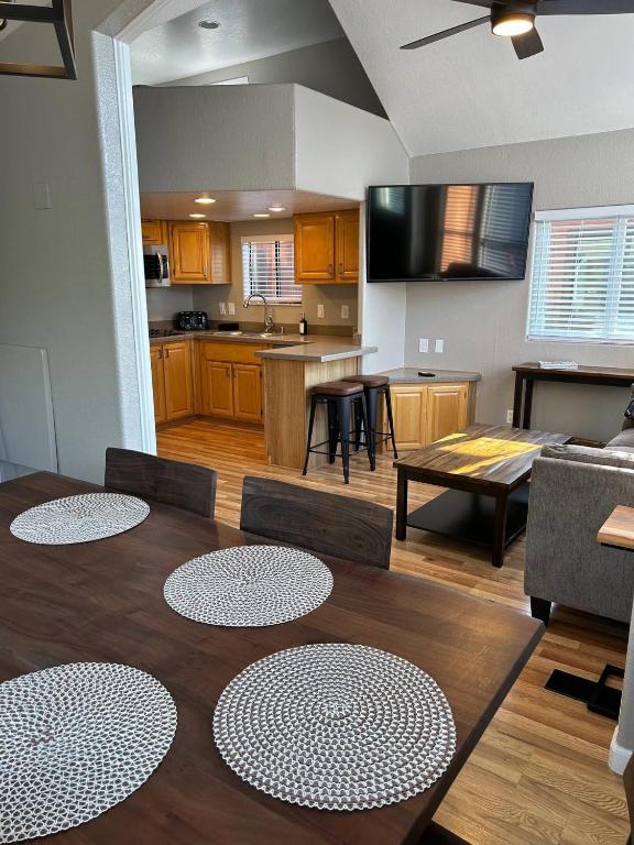 Private Cabin 21 With Jacuzzi And Spacious Deck, Smith River