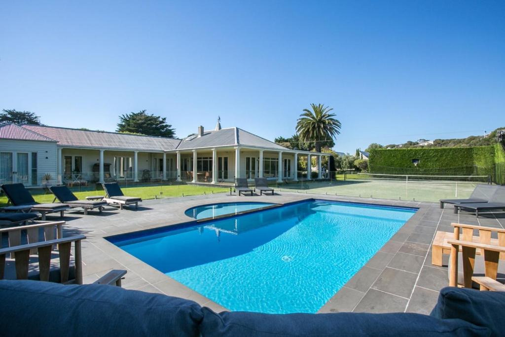 Tara fully fenced pool and pest control done regularly and can be done before booking, Portsea