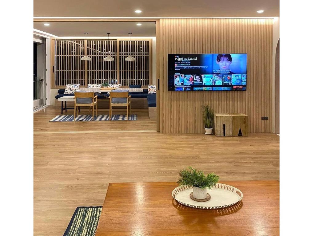 Shared lounge/TV area
