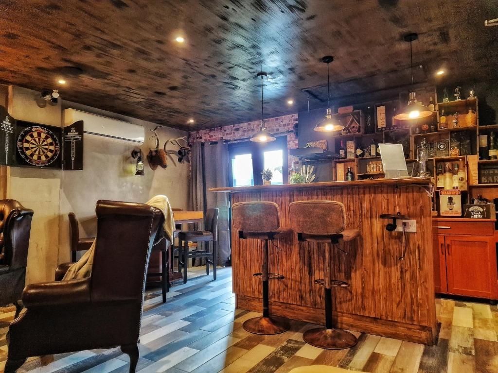 The Pub - Unique & Authentic Experience - Free Parking!, 5 minutes from Airbus and The Mall Cribbs, Bristol