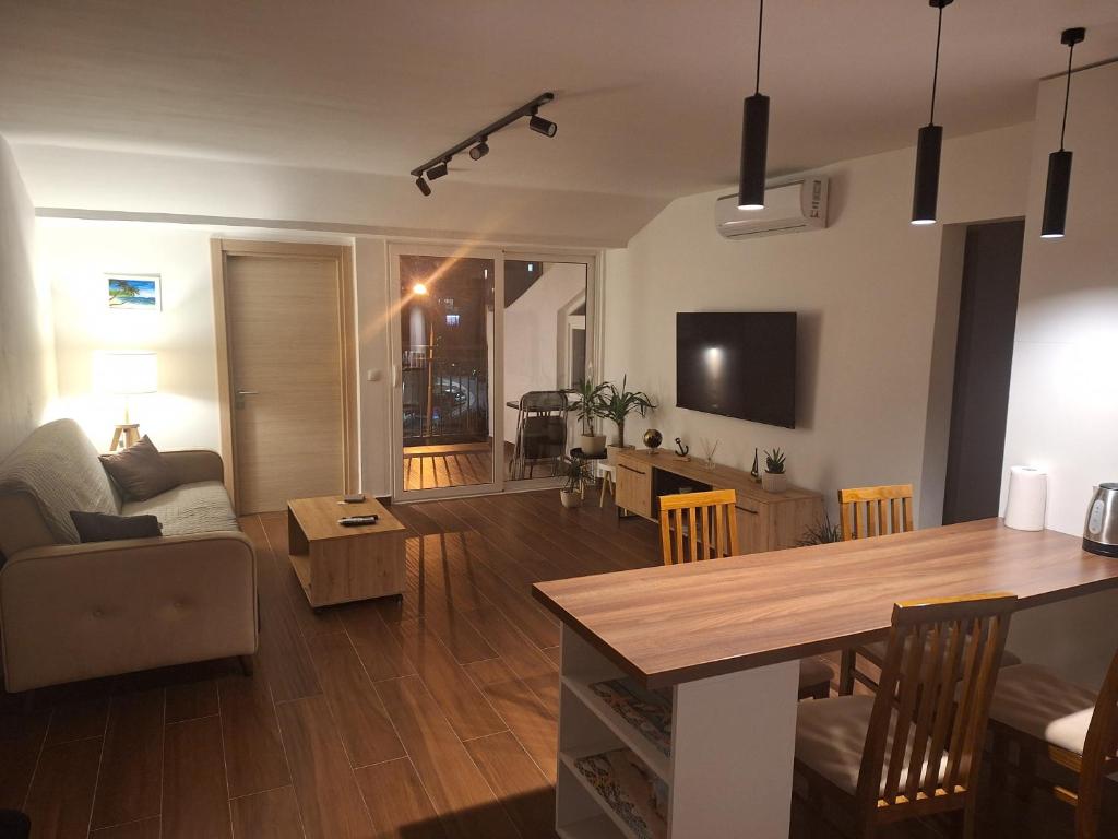 3 Min Walk to Beach Spacious 3BR Flat with Balcony Parking - 1