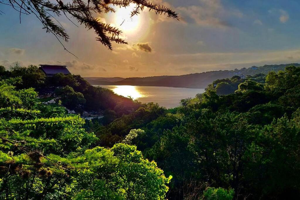 VIEWS, Canyon Lake, Newly Remodeled, Close to RIVER, BEST location, with a Fire Pit, Canyon Lake