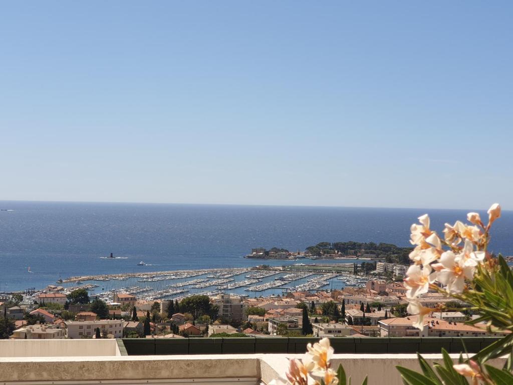 VUE EPOUSTOUFLANTE SUR BANDOL & LA MER 2 pièces, piscine tout confort 4 étoiles, très calme, terrasse spacieuse sans vis à vis, parking privé résidence standing - 5