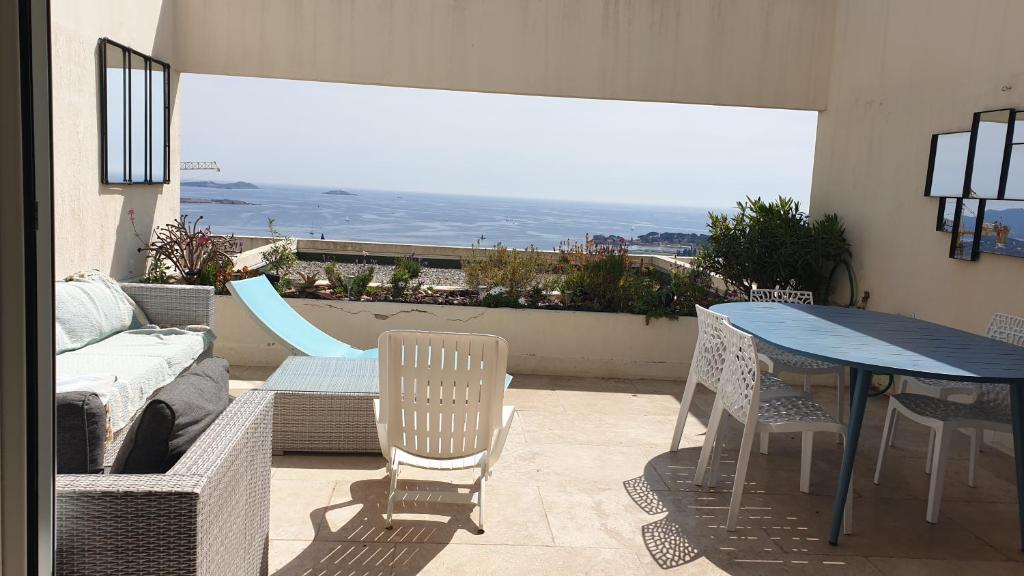 VUE EPOUSTOUFLANTE SUR BANDOL & LA MER 2 pièces, piscine tout confort 4 étoiles, très calme, terrasse spacieuse sans vis à vis, parking privé résidence standing - 4