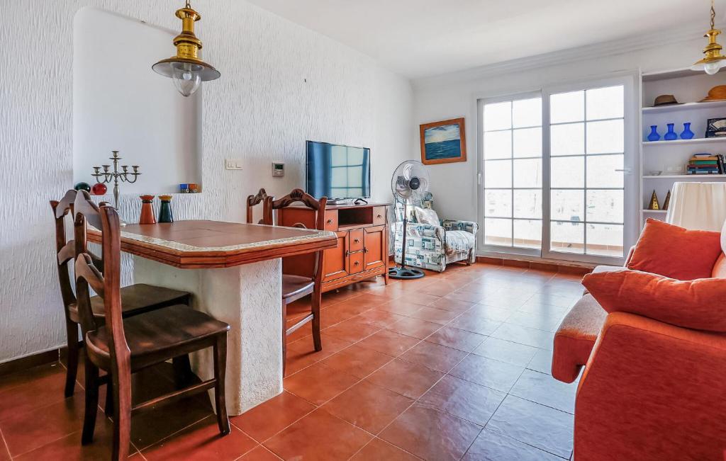 2 Bedroom Cozy Apartment In Torrevieja - 3