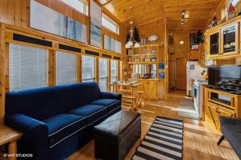 Knotty but Nice-sleeps 6-one minute to lake!, Three Oaks