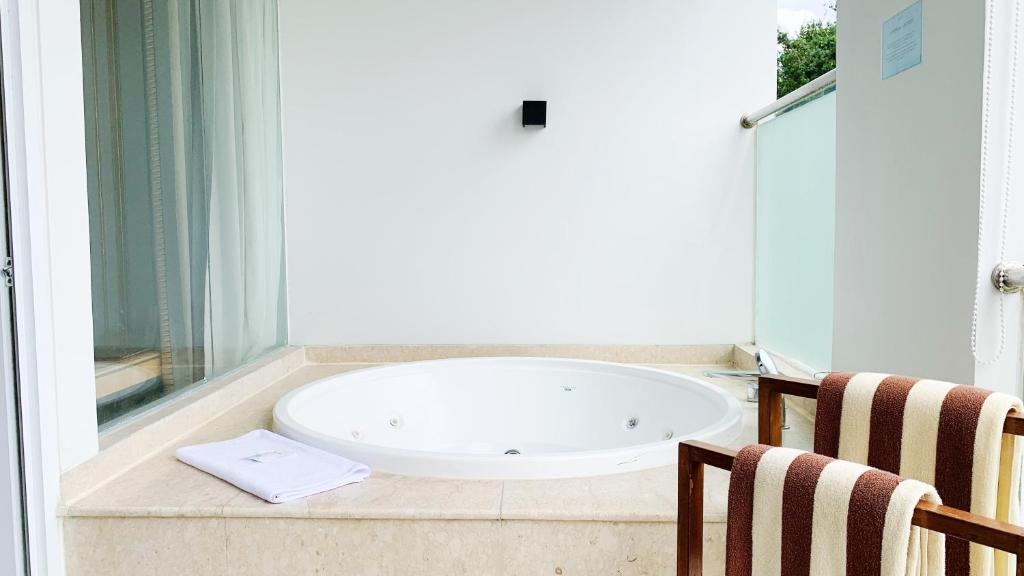 Art Deco Luxury Hotel & Residence - "Sentuhan Klasik dengan Fasilitas Modern"