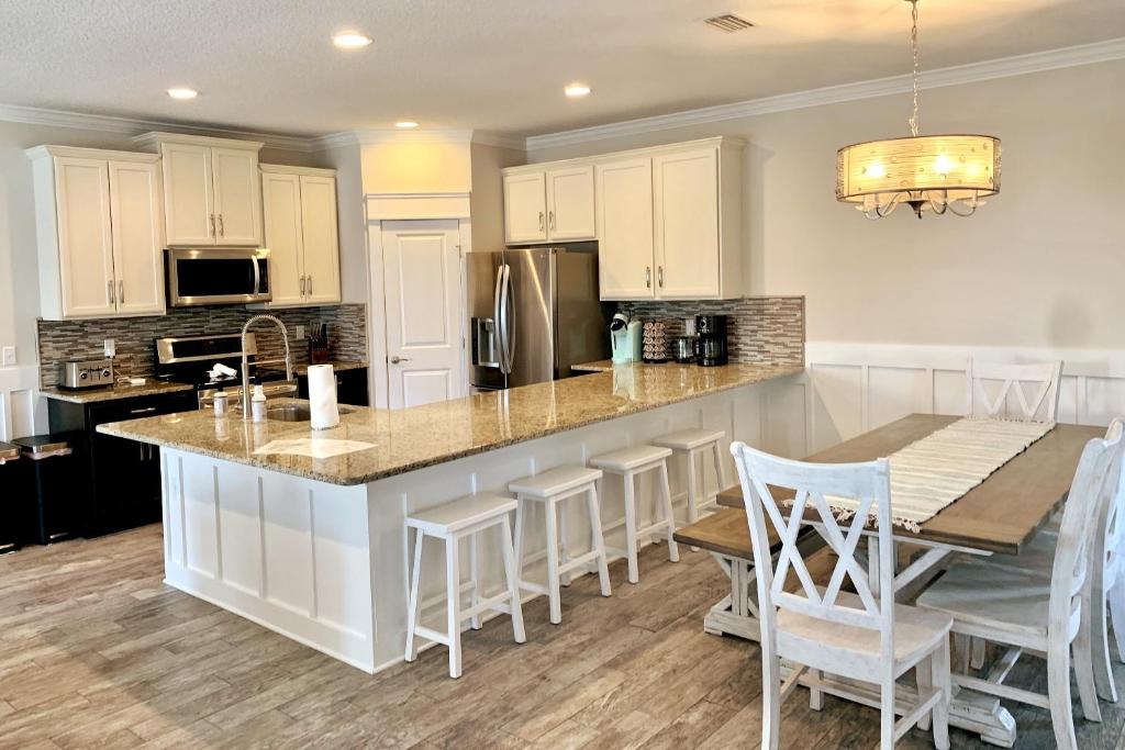 Beach side, ocean views & walk to Casa Marina, Jacksonville Beach