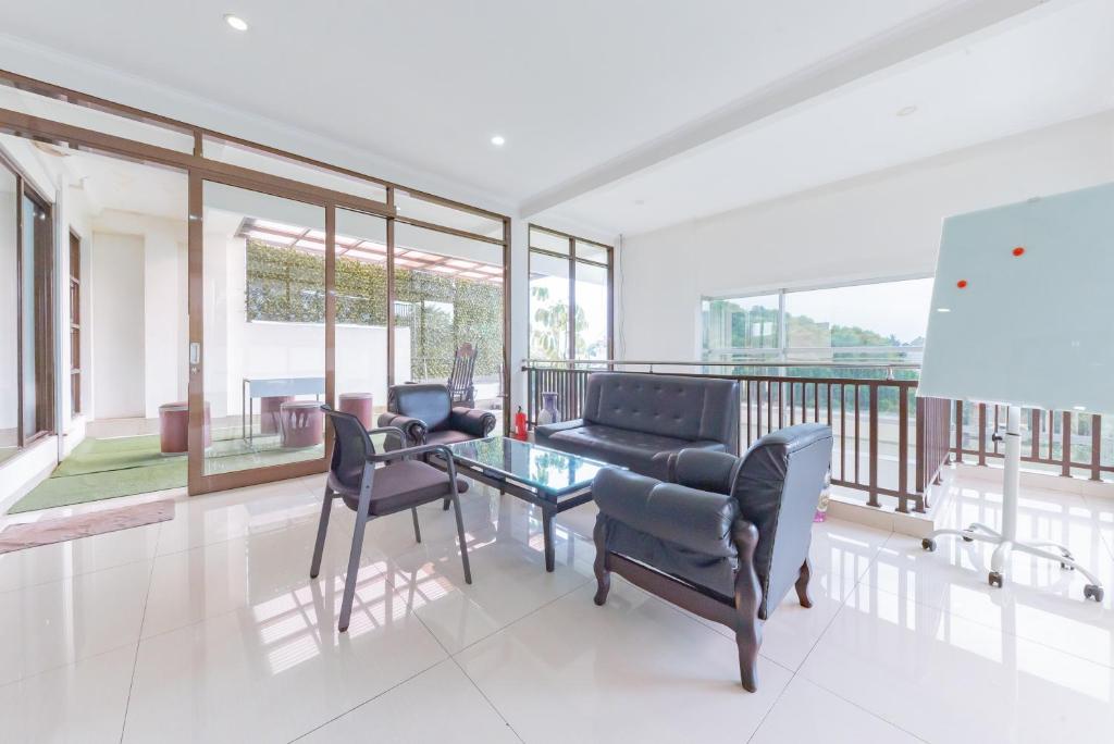 RedDoorz near Kiara Artha Park