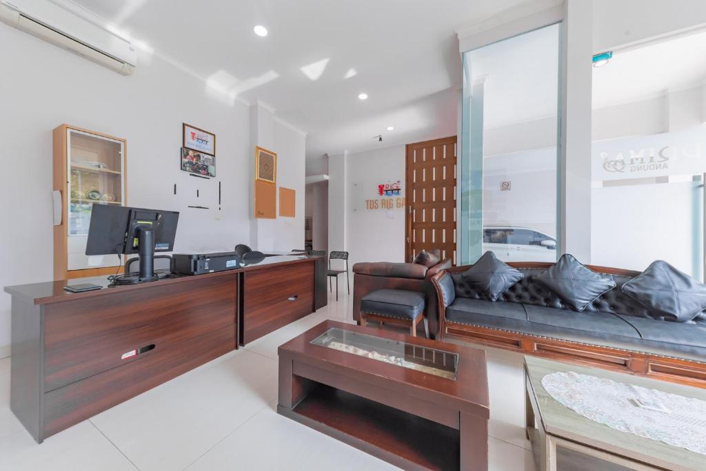 RedDoorz near Kiara Artha Park