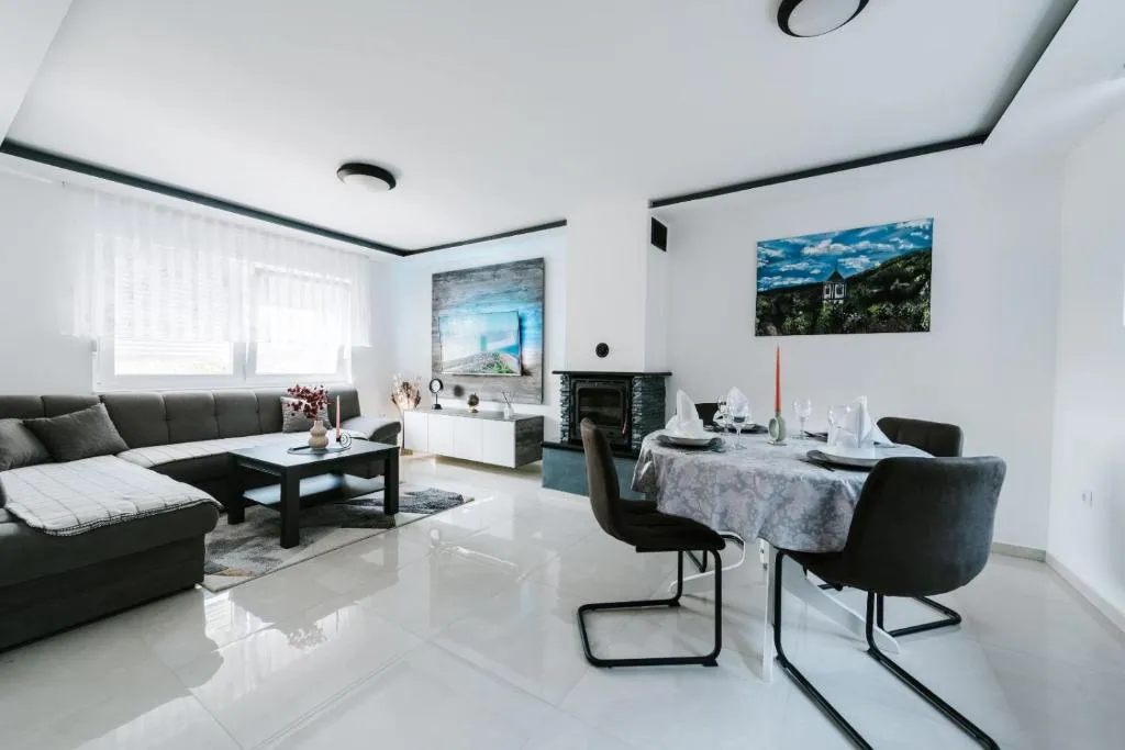 Villa Tina, hotel in Velika