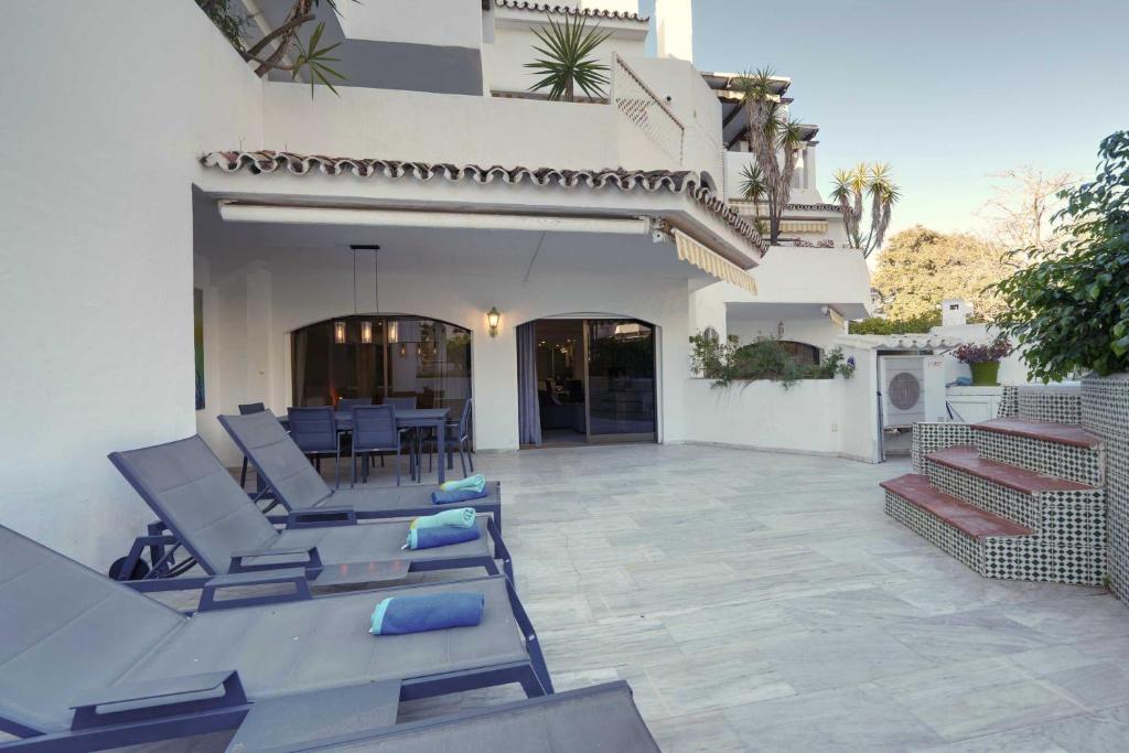 2033 modern 3 Bed large Terrace with sun loungers - 2