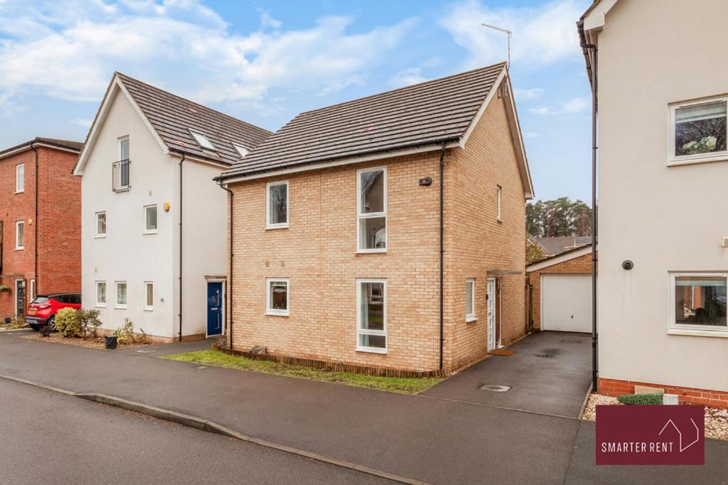 Bracknell - 4 Bedroom House - With Driveway, Garden & Garage, Bracknell