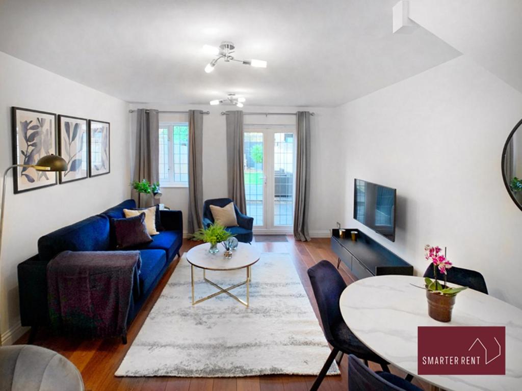 Knaphill - 2 Bedroom Terrace House - With Garden, Brookwood