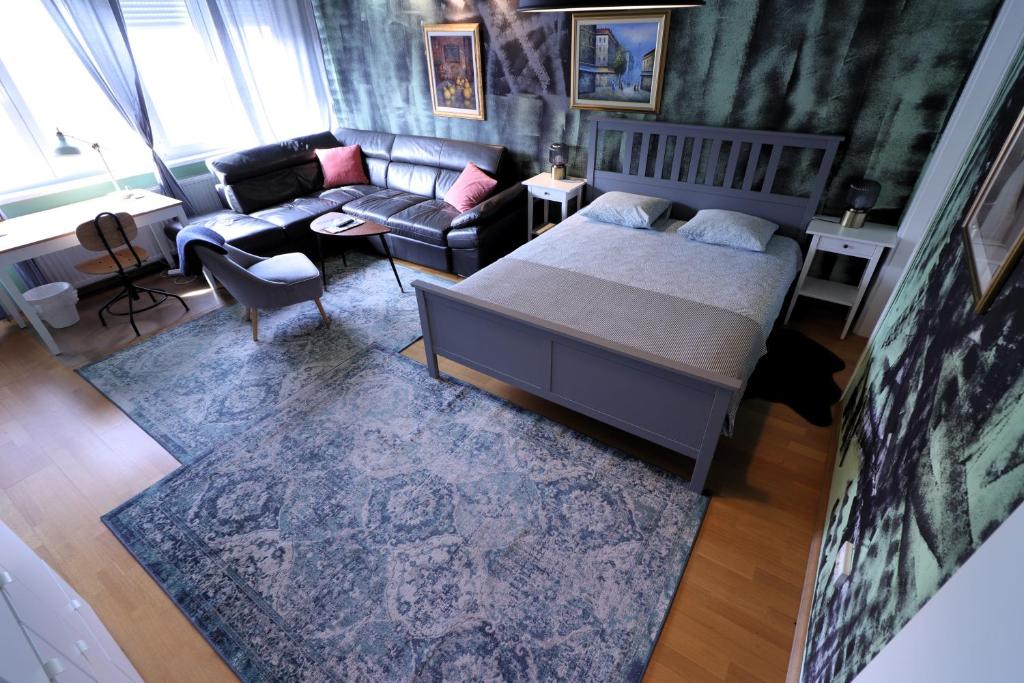 Naomi app,Netflix,between bus and train station, Záhřeb