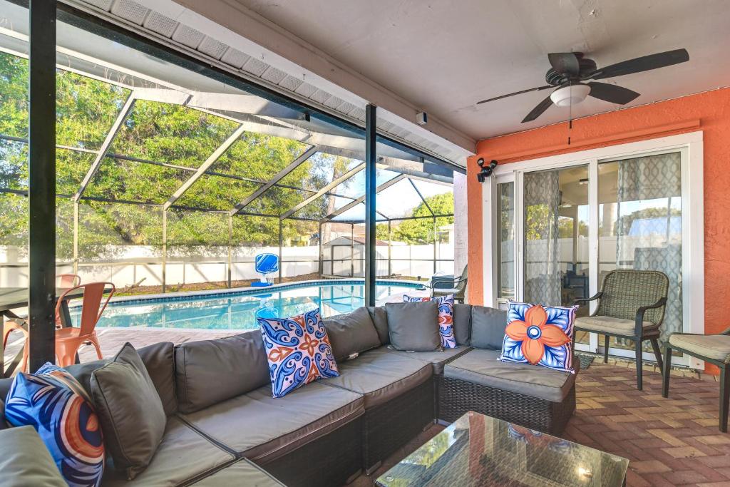 Largo Oasis with Pool and Grill 6 Mi to Beach!, Largo