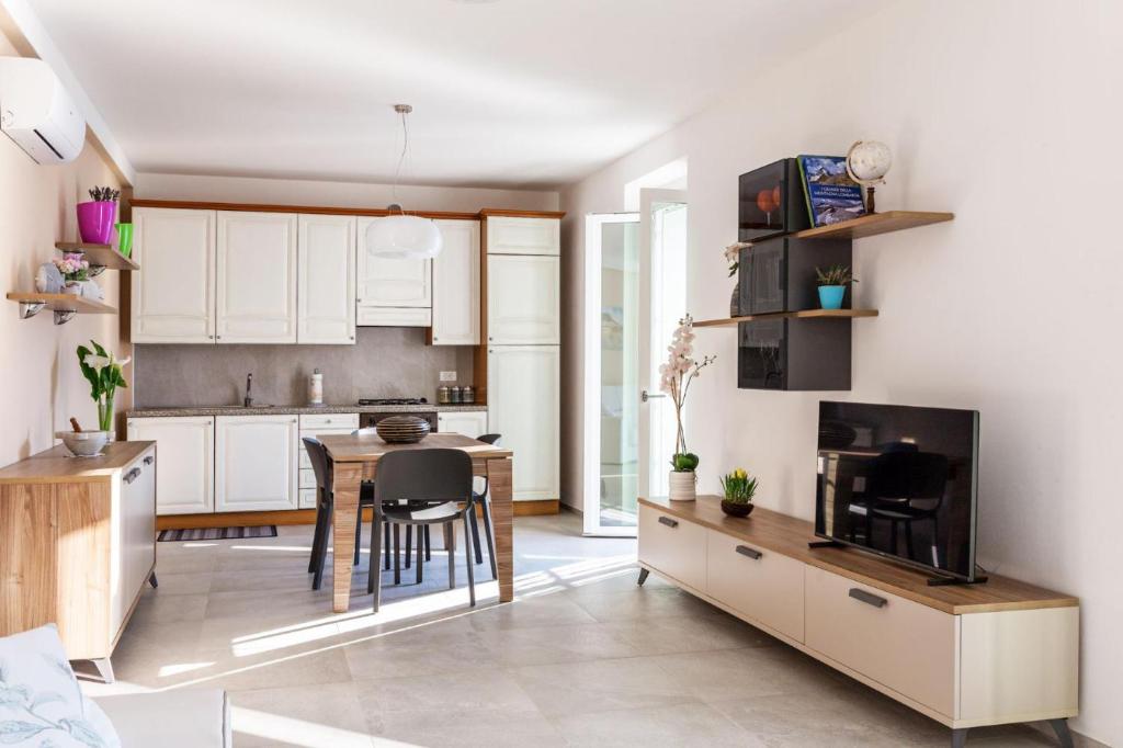 2-Bed Apt with Stunning Lake Como Views & Terrace - 1