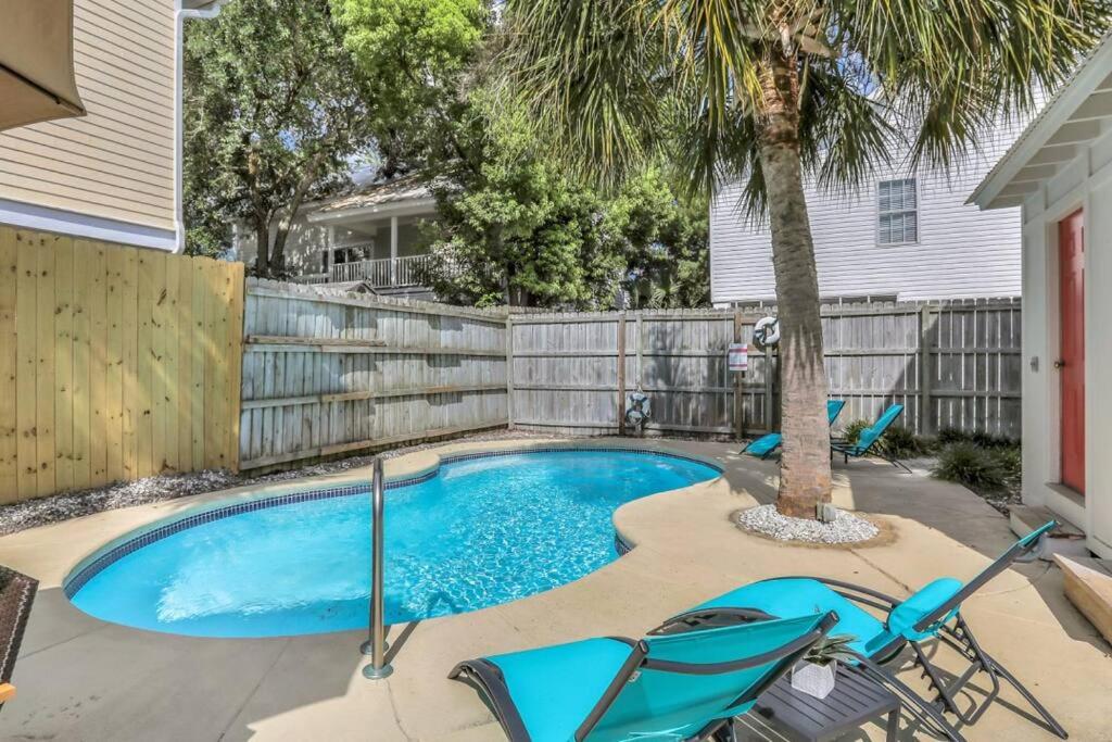 Splash Inn Upper Unit. Heated Pool walk to beach!, Tybee Island