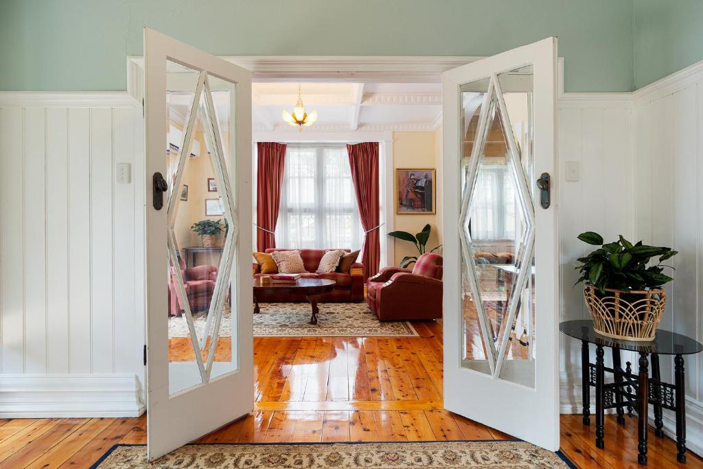 Elegant Goldfields Retreat - Spa Bath & Privacy, Castlemaine