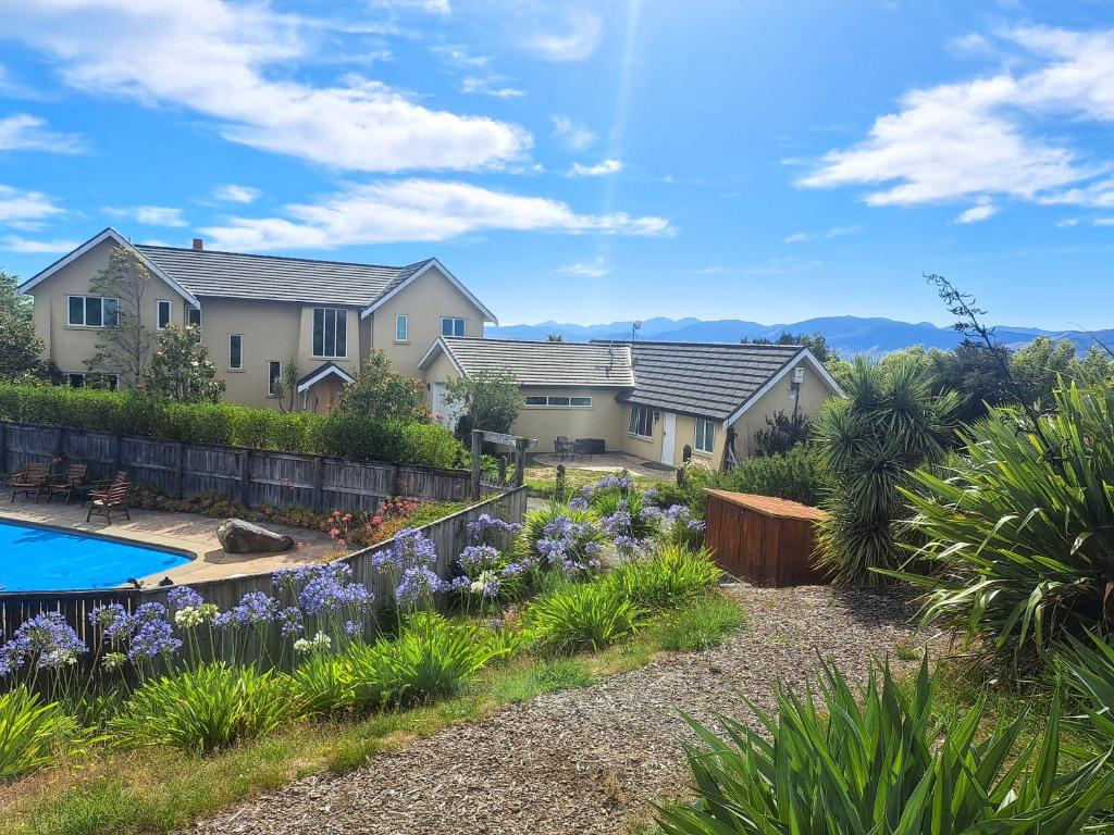 Exterior view, Golden Hills Farm Cottage with Swimming Pool in Nelson