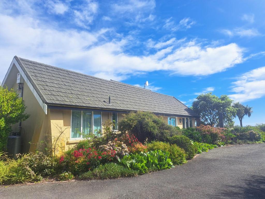 Exterior view, Golden Hills Farm Cottage with Swimming Pool in Nelson