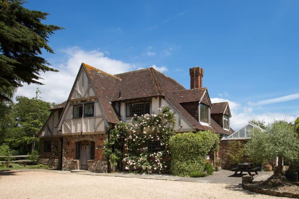 Oldfield house, walking distance of pub & sea, Itchenor