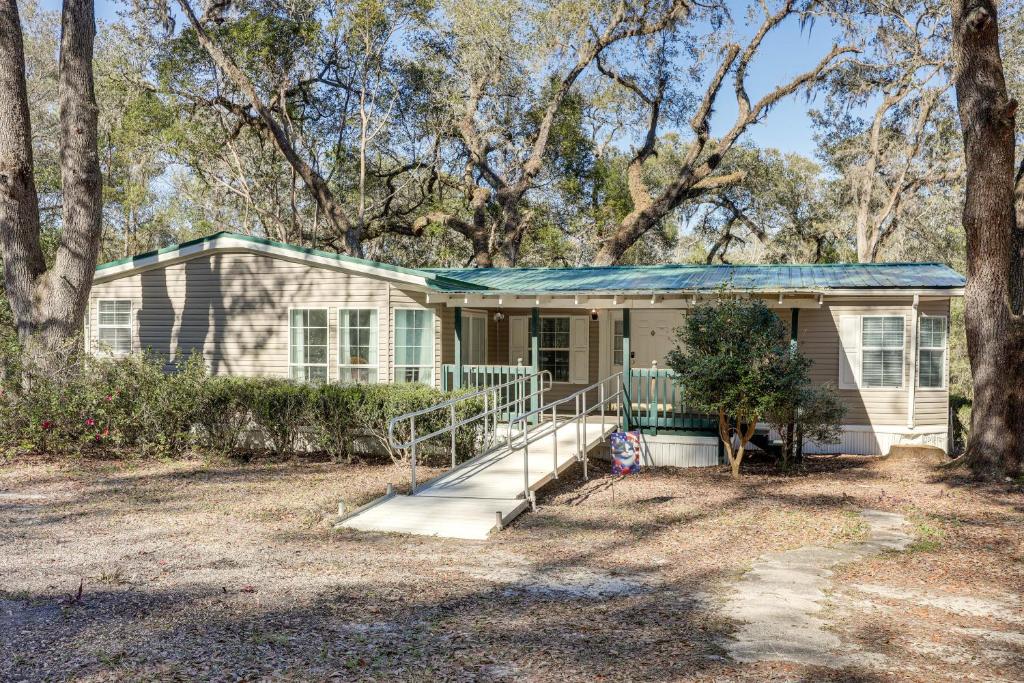 Deck and Forest Views Peaceful McAlpin Escape, McAlpin