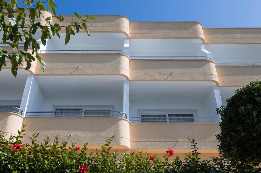 Sagitario Playa — Hotel building in Cala Blanca, Balearic Islands