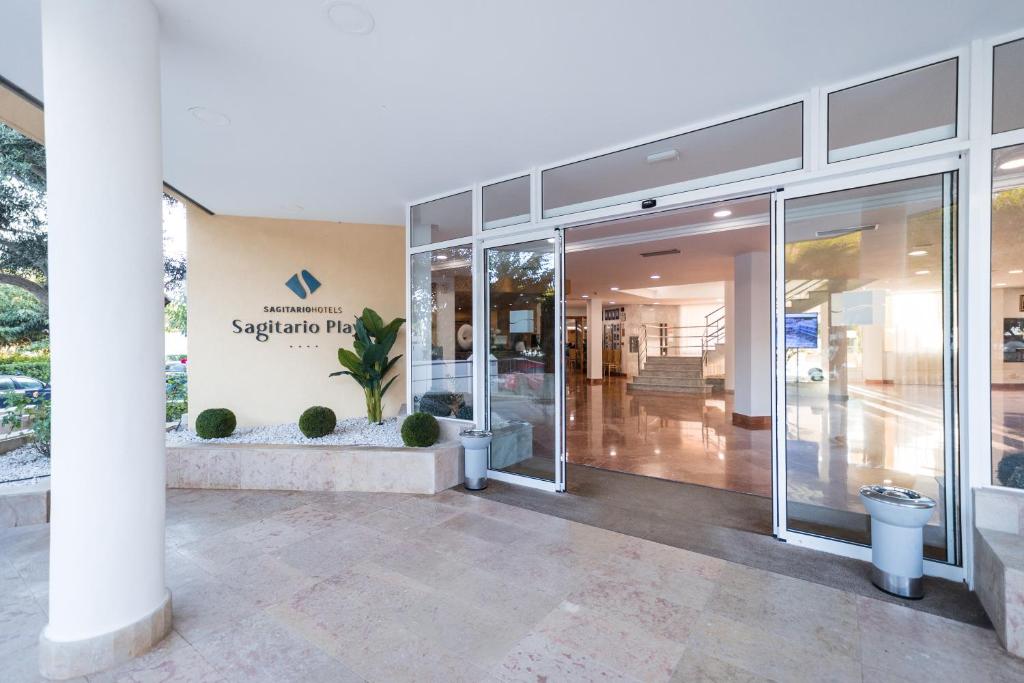 Sagitario Playa — Hotel building in Cala Blanca, Balearic Islands