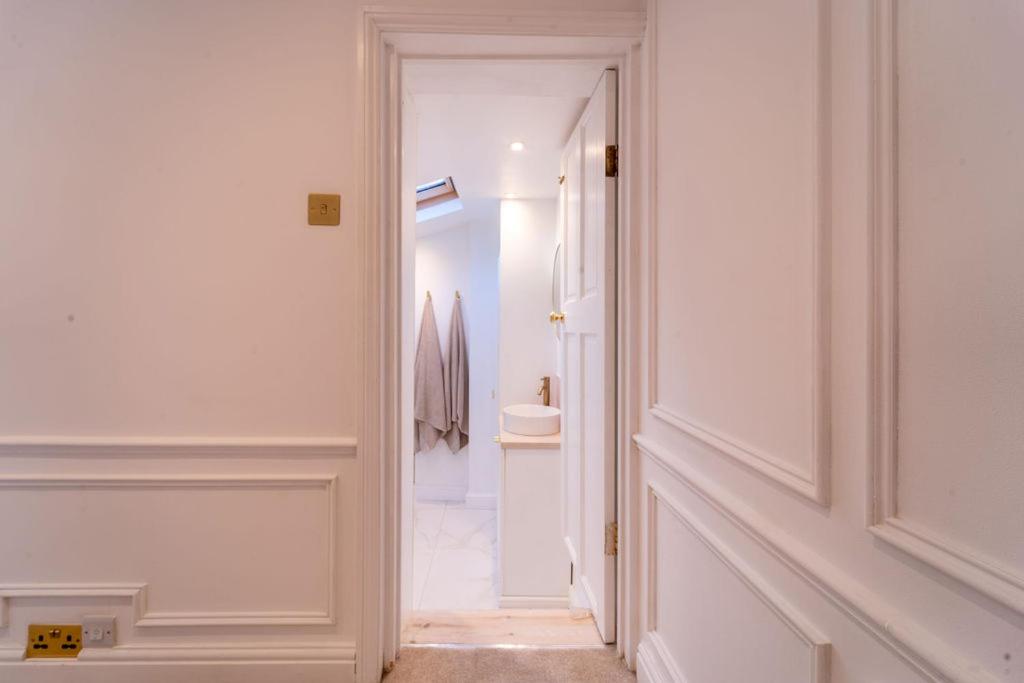 Elegant 3 Bedroom Home in the Centre of Cheltenham photo 6