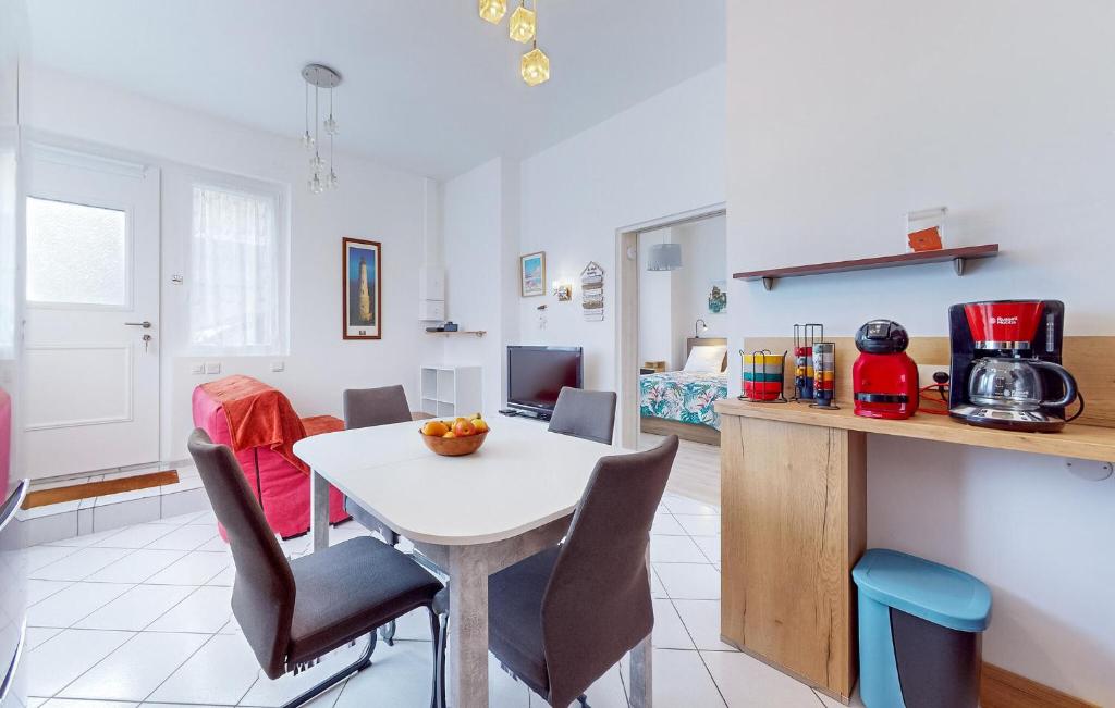 1 Bedroom Cozy Apartment In Royan - 3