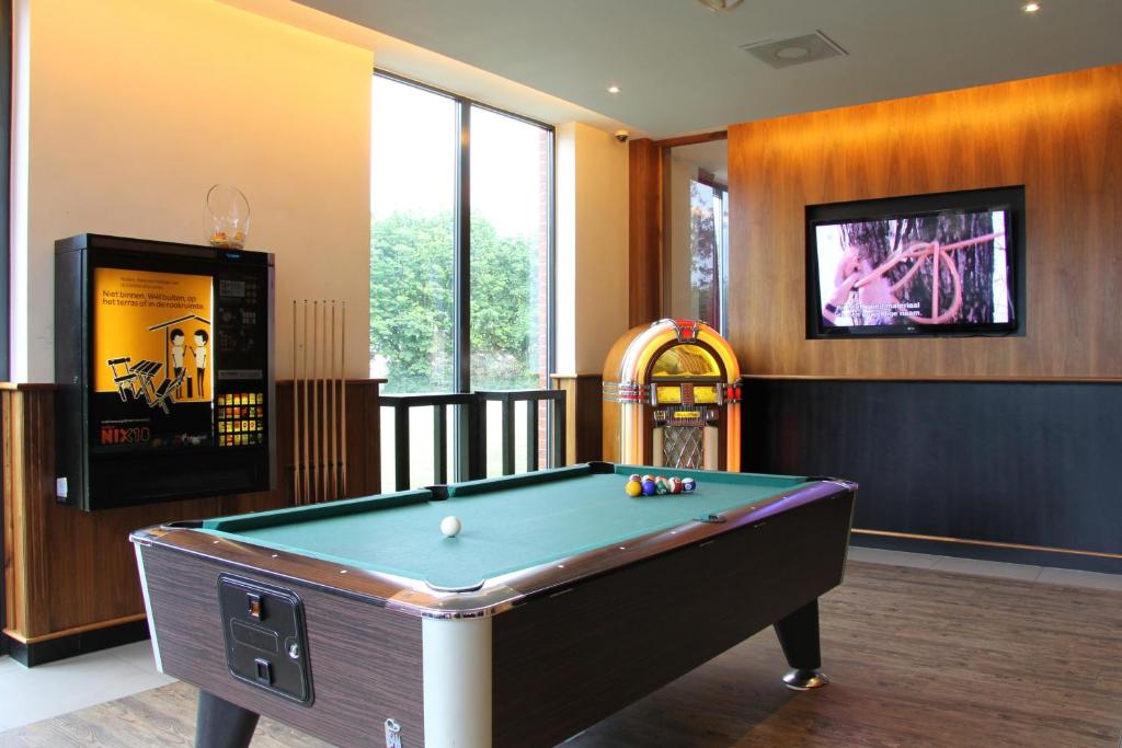 Shared lounge/TV area