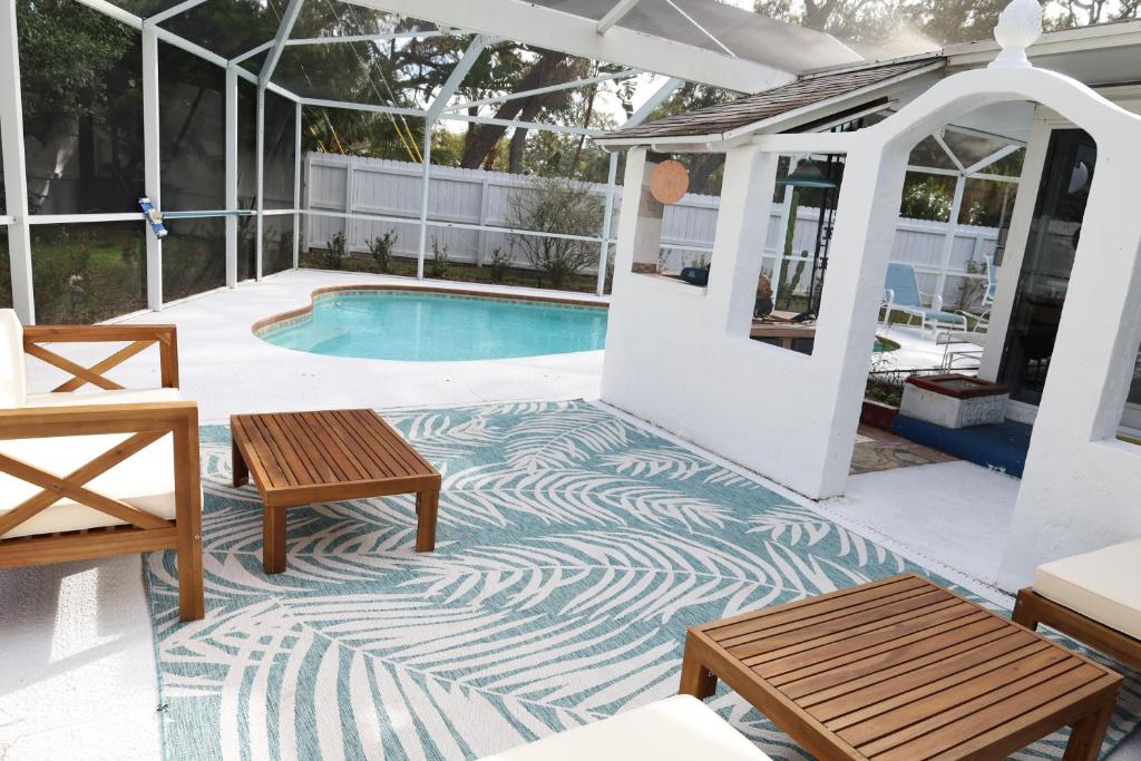 Wave Cave - Beach, Heated Pool, BBQ, Family, Friends, Fun, St Petersburg