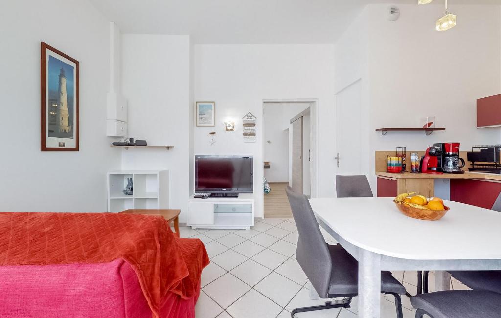 1 Bedroom Cozy Apartment In Royan - 2