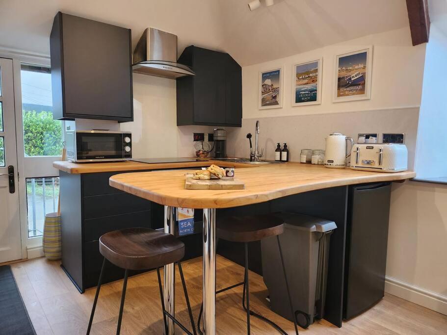 Three Little Pigs, Bude